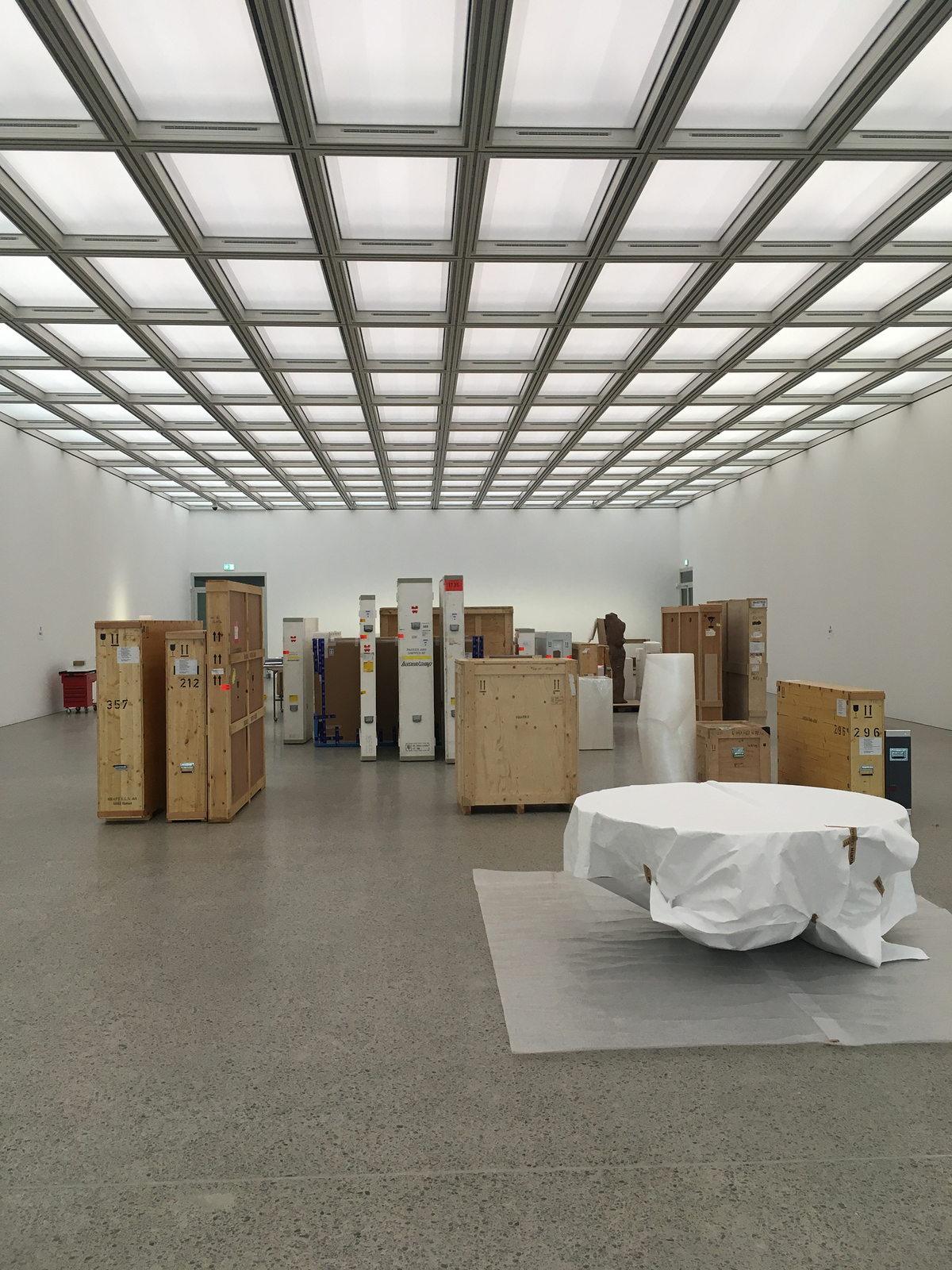 Ausstellungsplanung In Zusammenarbeit mit Ausstellungsarchitekten und Kuratoren in Vorbereitung zur Präsentation • Ausstellungaufbau • Ausstellungsbetreuung • Sammlungs-betreuung